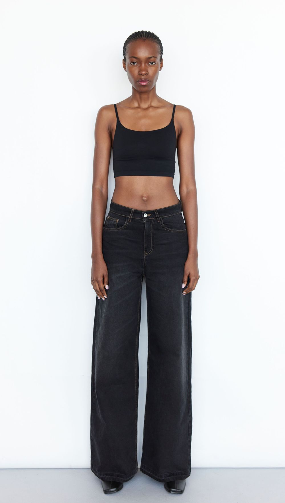 Example model digital: full-length shot in simple fitted clothing