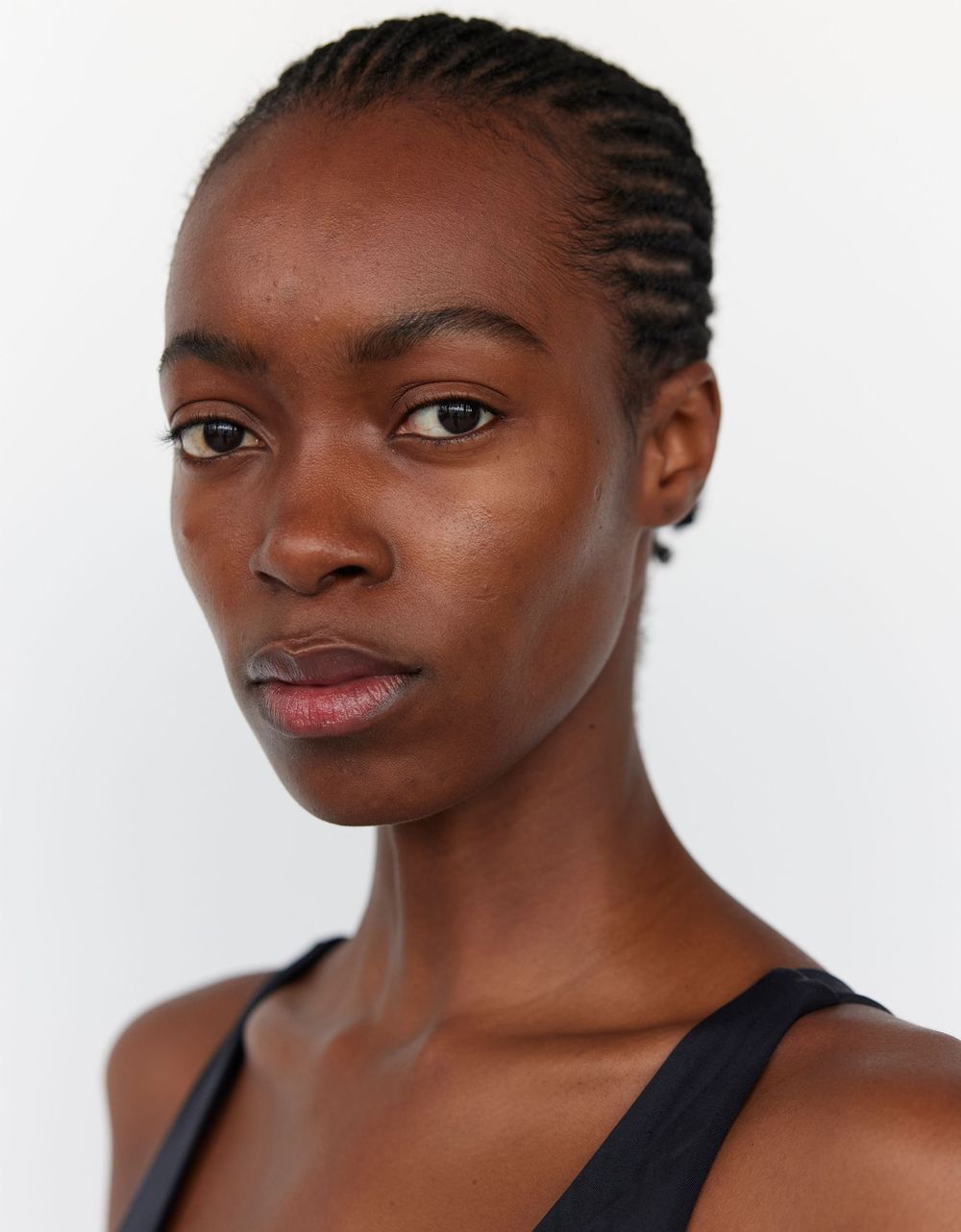 Example model digital: three-quarter profile portrait